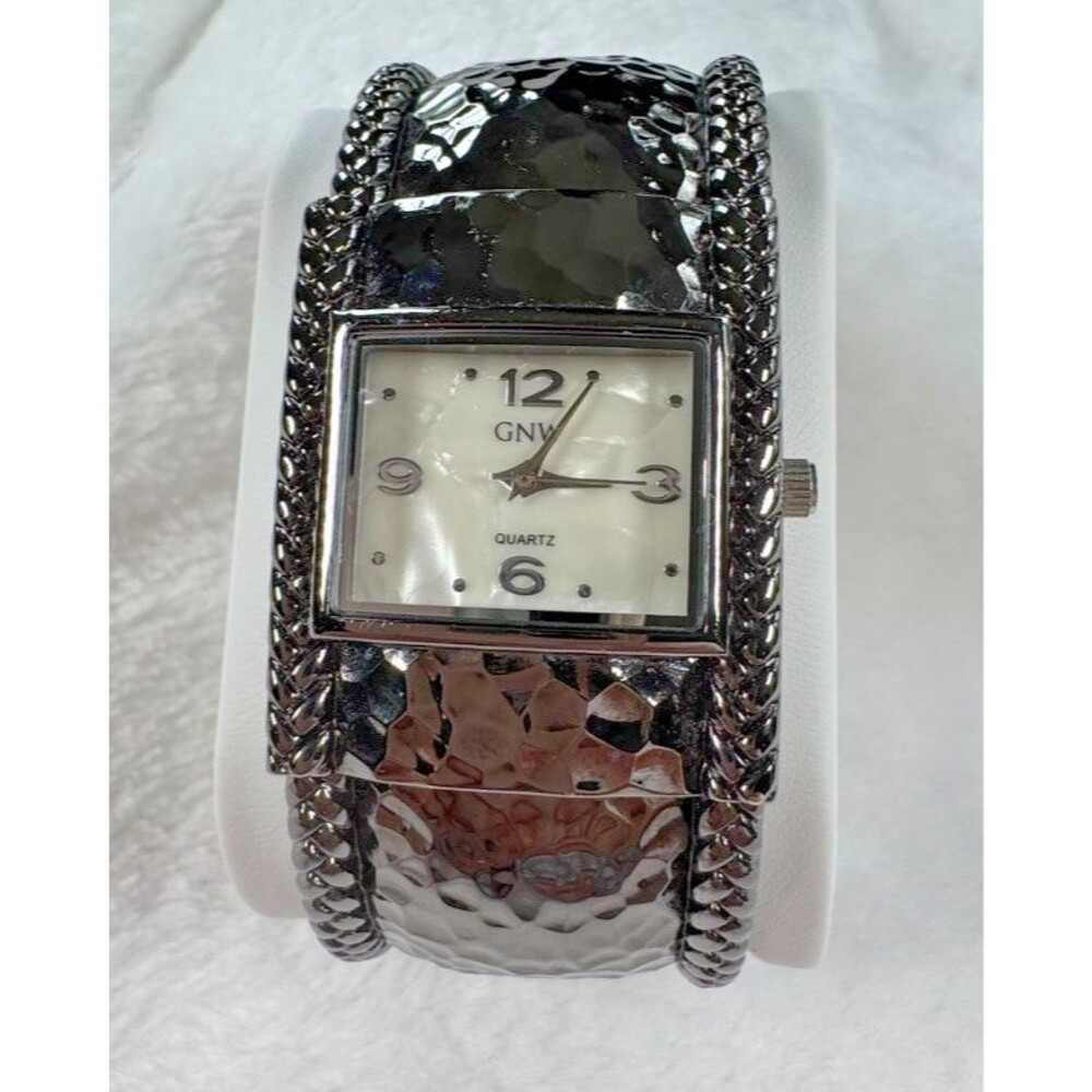 GNW Hammered Cuff Silver Toned Wide Bracelet Watch Y2K Quartz - Picture 7 of 16